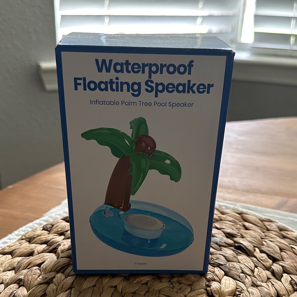 Waterproof Floating Speaker with Inflatable Palm Tree - Blue and Green